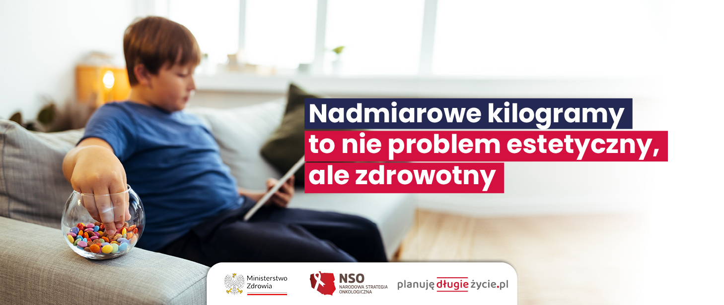 Chłopak je cukierki.