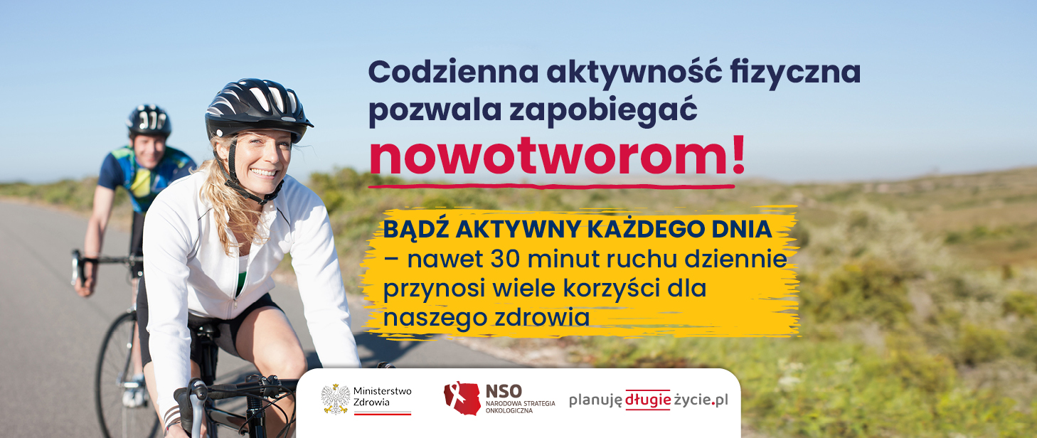 Uśmiechnięta kobieta na rowerze.